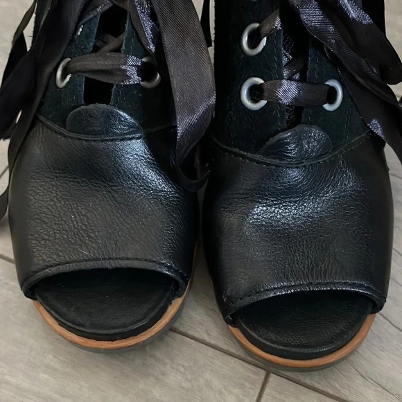 NWOT SOREL Leather Joanie Mesh Wedge Booties, Size 9 - Picture 11 of 11